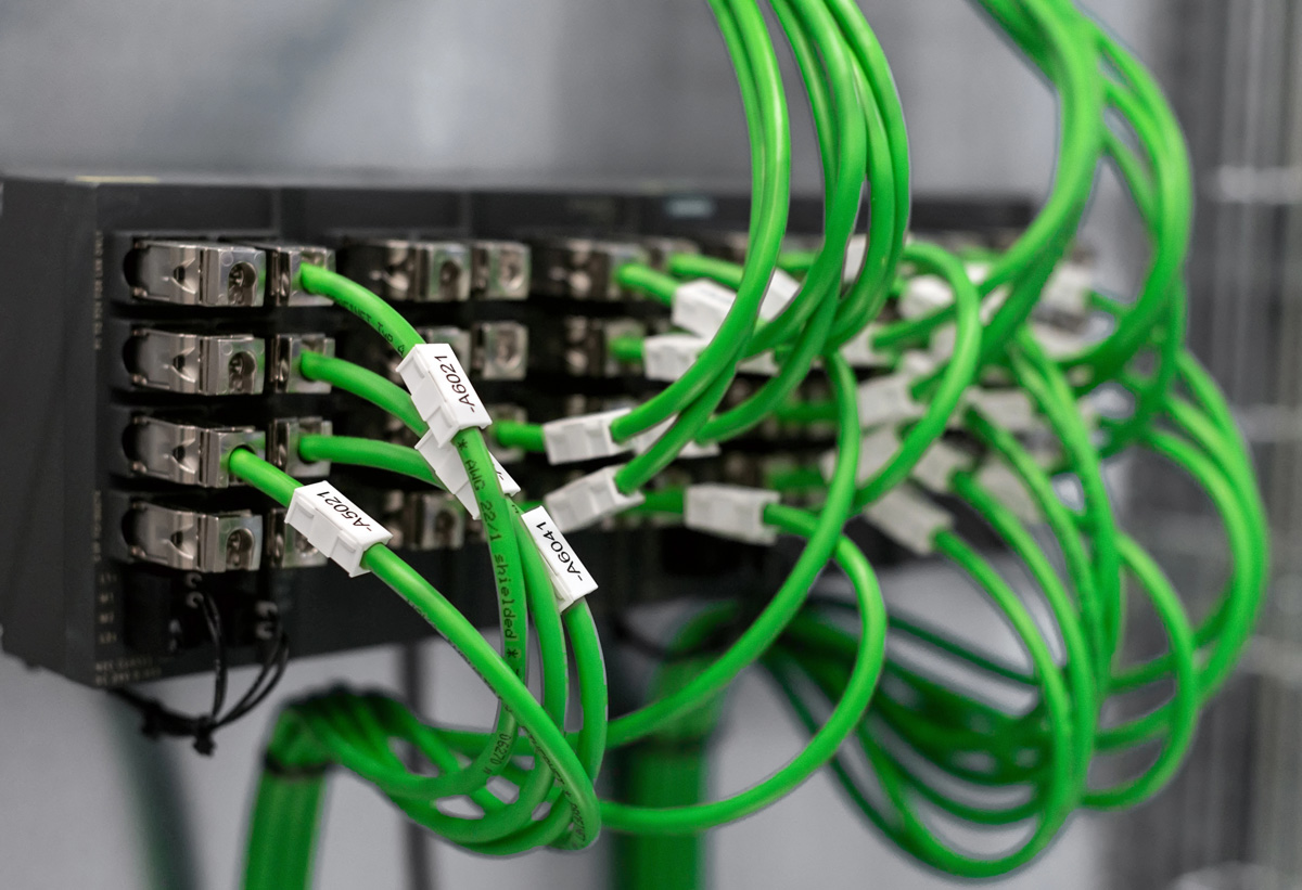 Industrial Ethernet dominiert – 76 % der Unternehmen wählen diese Netzwerktechnologie im Jahr 2025